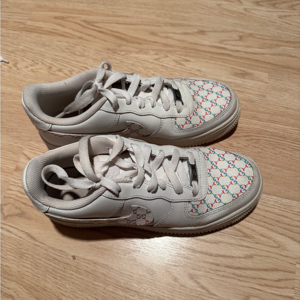 White Sneakers With Multicolor Pattern - image 3
